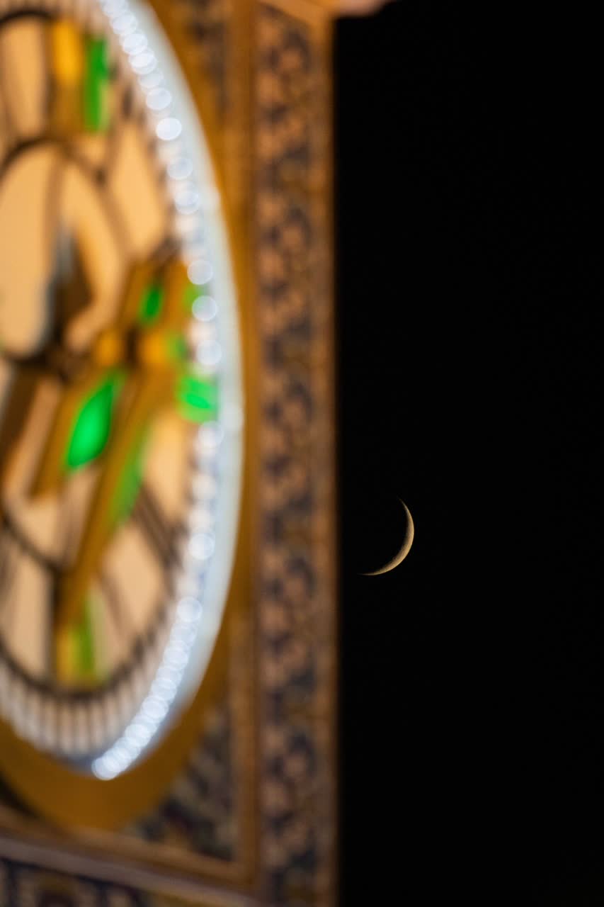 هلال ماه ربیع‌الاول و نمایی از گنبد حرم امام حسین علیه السلام